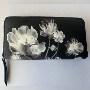 Simply Vera Wang White Floral Large Clutch Wallet Vegan Leather Black and White